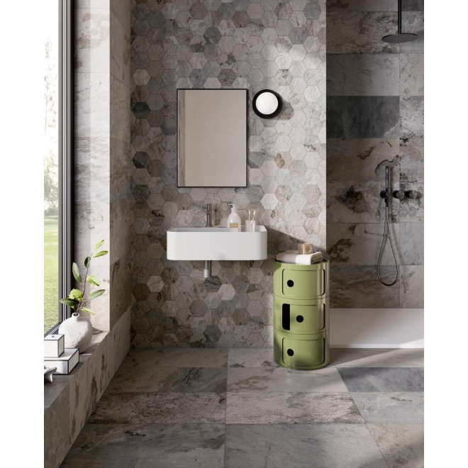 Mosaik Sant Agostino Metastone in der Farbe Fog verlegt in einem Badezimmer