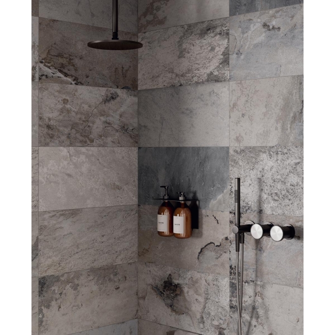 Fliese Sant Agostino Metastone in der Farbe Fog verlegt in einer Dusche