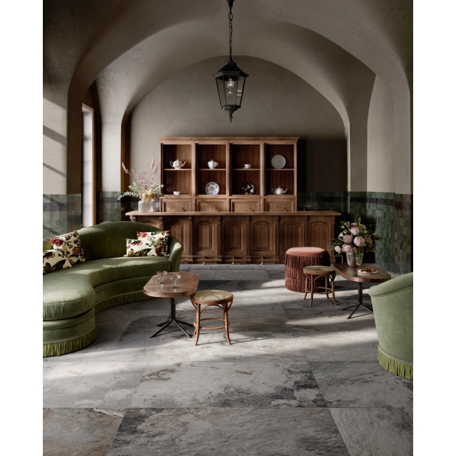 Fliese Sant Agostino Metastone in der Farbe Fog verlegt in einem Hotel