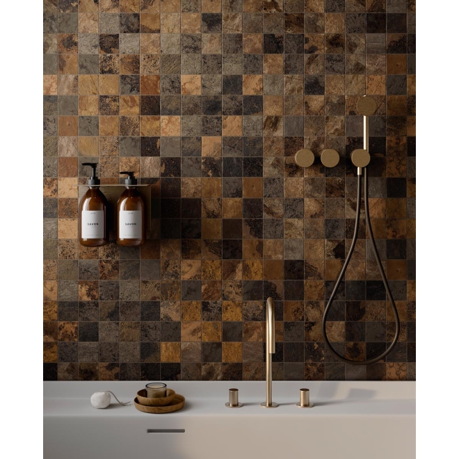 Mosaik Sant Agostino Metastone in der Farbe Sunset verlegt in einem Badezimmer