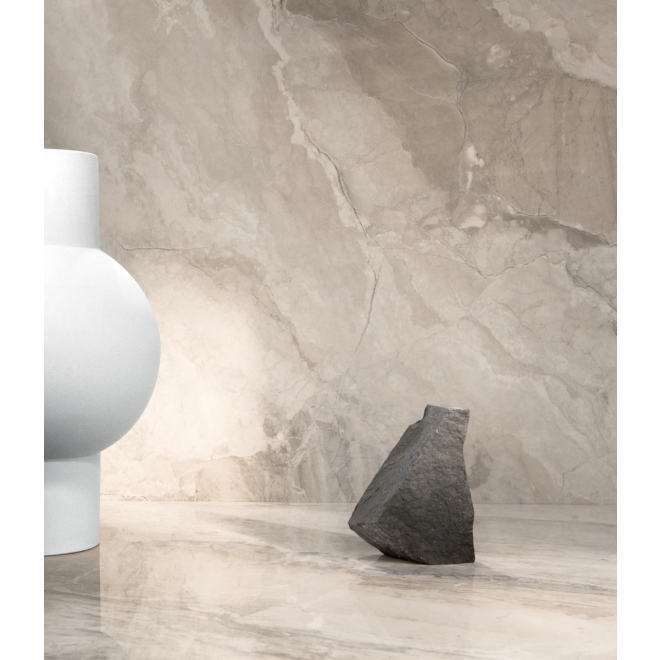 Fliese Sant Agostino Mystic in der Farbe Beige verlegt unter einem Stein