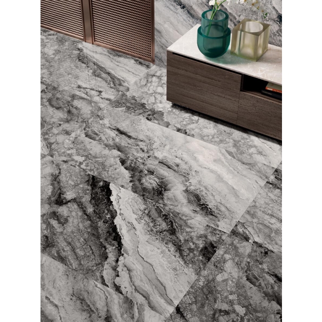 Fliese Sant Agostino Mystic in der Farbe Dark verlegt hinter einem Schrank