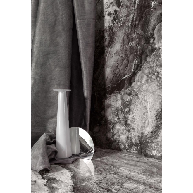 Fliese Sant Agostino Mystic in der Farbe Dark verlegt hinter einem Vorhang