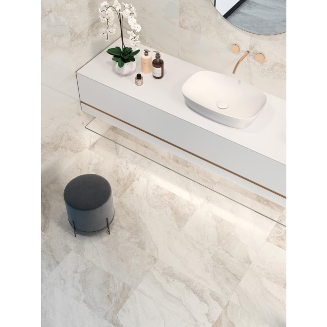 Fliese Sant Agostino Mystic in der Farbe Ivory verlegt hinter einem Waschbecken