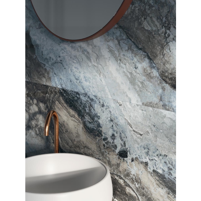 Fliese Sant Agostino Mystic in der Farbe Ocean verlegt hinter einem Waschbecken