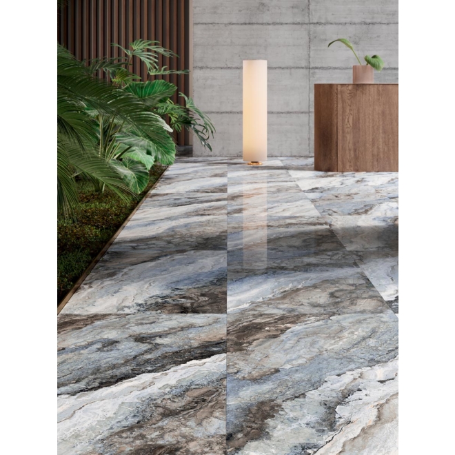 Fliese Sant Agostino Mystic in der Farbe Ocean verlegt neben einem Beet