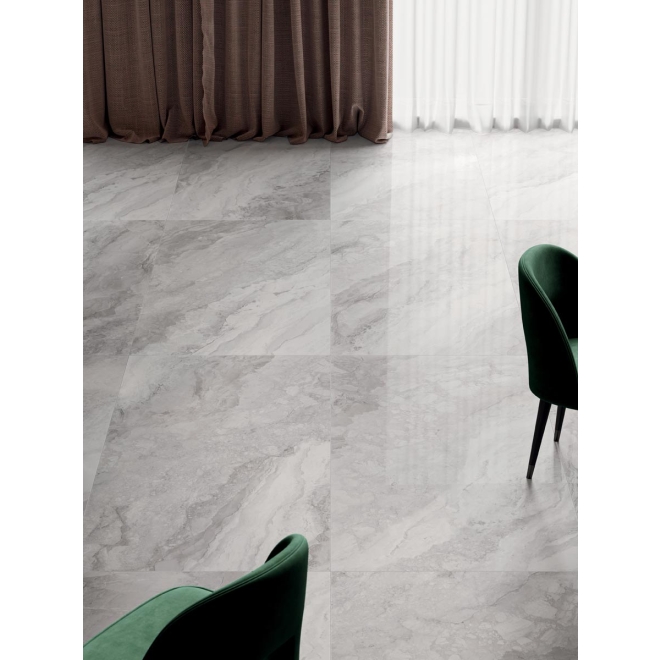 Fliese Sant Agostino in der Farbe Pearl verlegt unter zwei Stühlen