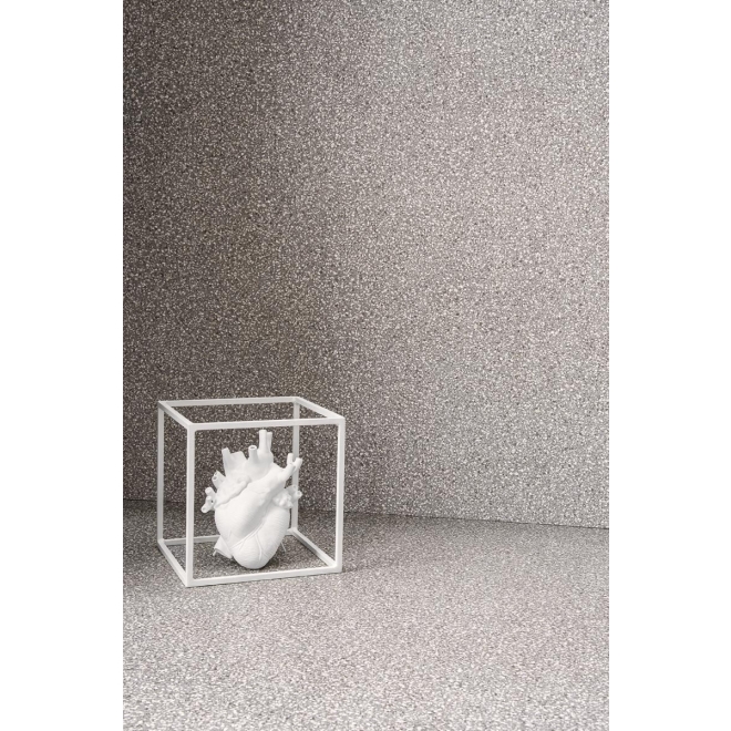 Fliese Sant Agostino Newdeco in der Farbe Grey verlegt hinter einem Modellherz