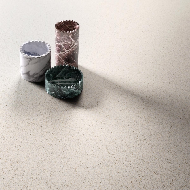 Fliese Sant Agostino Newdeco in der Farbe Light verlegt unter drei Vasen