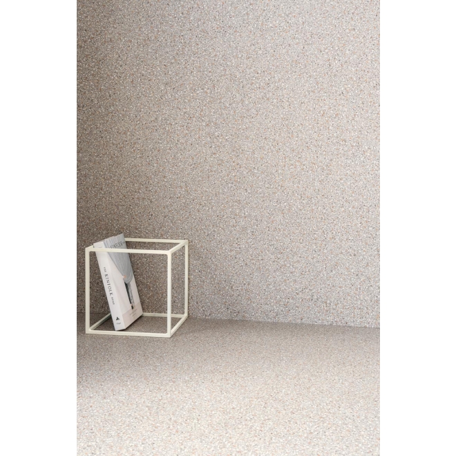 Fliese Sant Agostino Newdeco in der Farbe Pearl verlegt hinter einem Würfel mit einem Buch drin