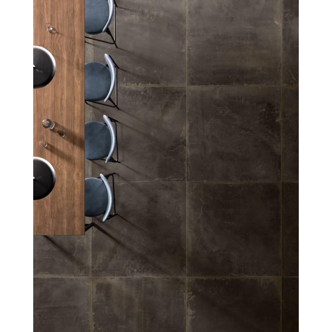 Fliese Sant Agostino Oxidart in der Farbe Black verlegt unter einem Esstisch