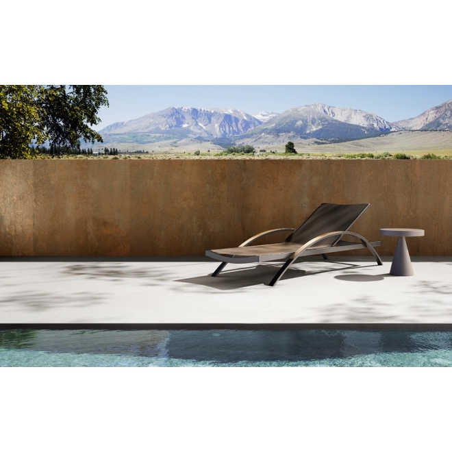 Fliese Sant Agostino Oxidart in der Farbe Copper verlegt auf einer Terrasse an einem Pool