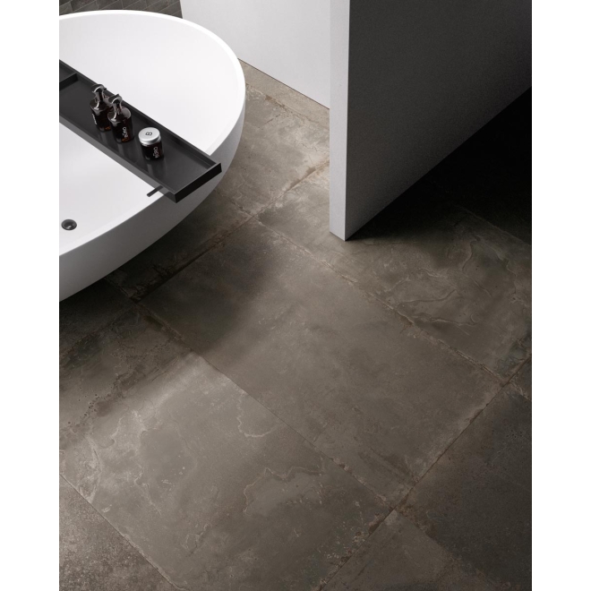 Fliese Sant Agostino Oxidart in der Farbe Iron verlegt unter einer Badewanne