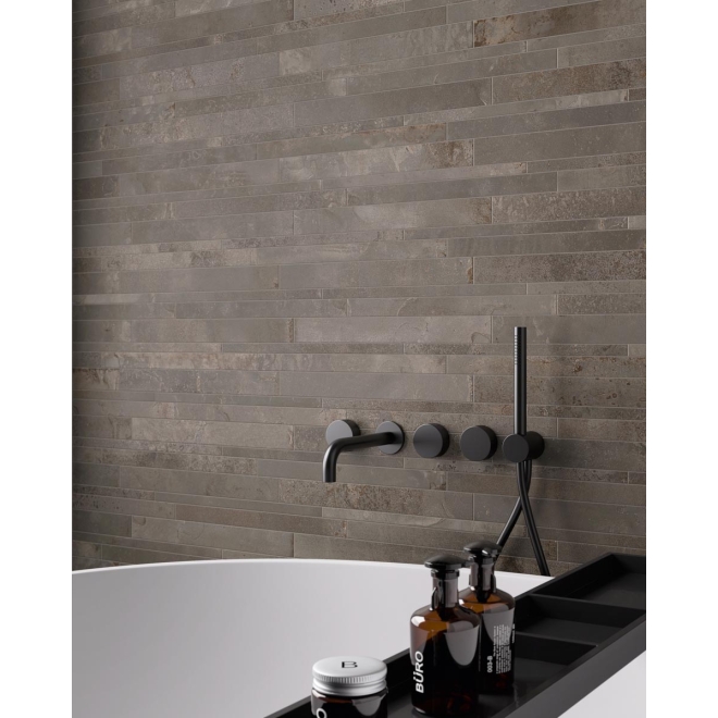 Mosaik Sant Agostino Oxidart in der Farbe Iron verlegt hinter einer Badewanne