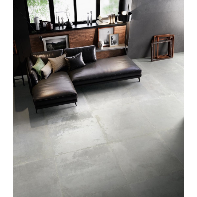 Fliese Sant Agostino Oxidart in der Farbe Silver verlegt in einem Wohnzimmer