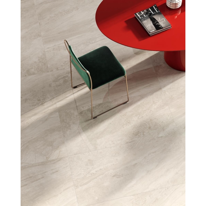 Fliese Sant Agostino Paradiso in der Farbe Beige verlegt unter einem Tisch und Stuhl