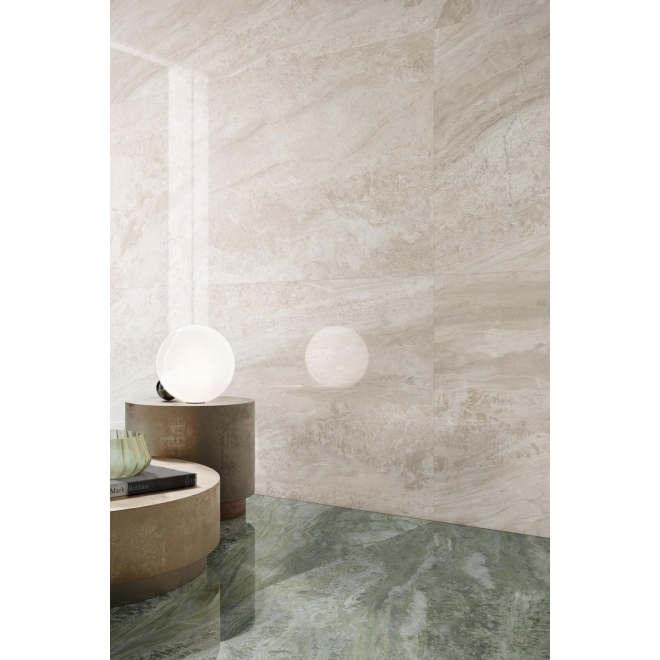 Fliese Sant Agostino Paradiso in der Farbe Beige verlegt hinter einer Lampe