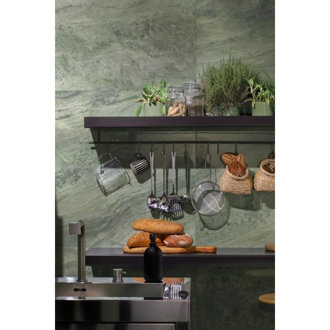 Fliese Sant Agostino Paradiso in der Farbe Green verlegt in einer Küche