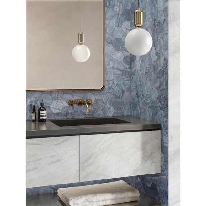 Mosaik Sant Agostino Paradiso in der Farbe Navy verlegt hinter einem Waschbecken