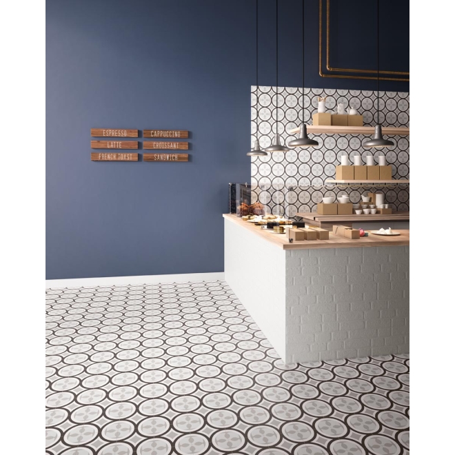 Fliese Sant Agostino Patchwork in der Farbe B&W 1 verlegt in einem Café