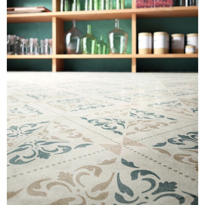 Fliese Sant Agostino Patchwork in der Farbe Classic 2 verlegt unter einem Regal