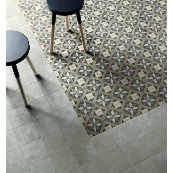 Fliese Sant Agostino Patchwork in der Farbe Classic Pearl verlegt unter zwei Hockern