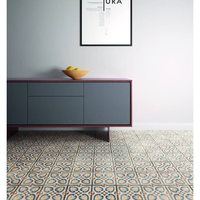 Fliese Sant Agostino Patchwork in der Farbe Colors 2 verlegt unter einer Kommode