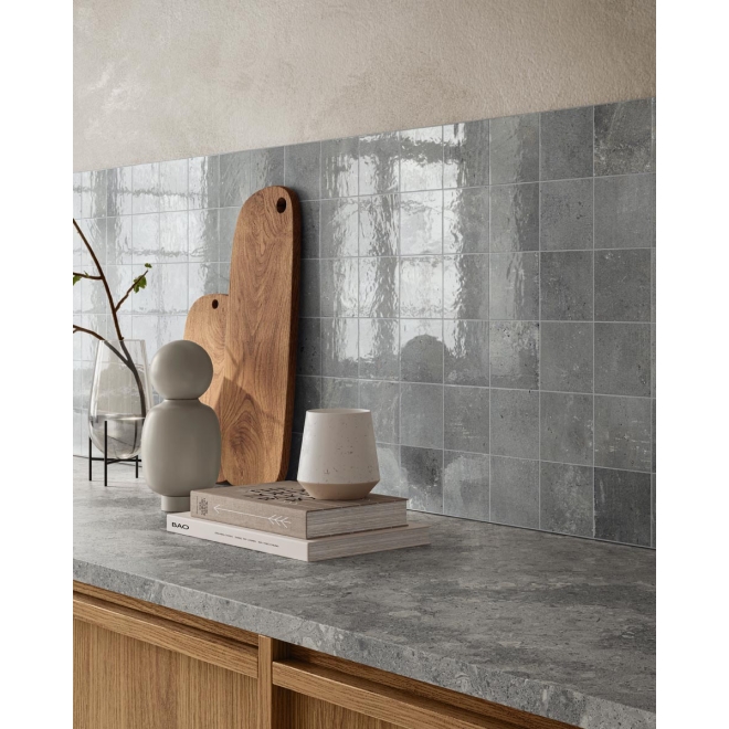 Fliese Sant Agostino Pixel in der Farbe Artic verlegt hinter einer Küchenzeile