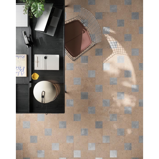 Fliese Sant Agostino Pixel in der Farbe Artic verlegt unter einem Schreibtisch