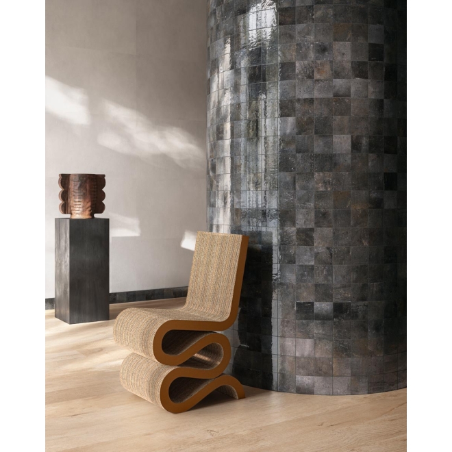 Fliese Sant Agostino Pixel in der Farbe Black verlegt in einer Kunstaustellung