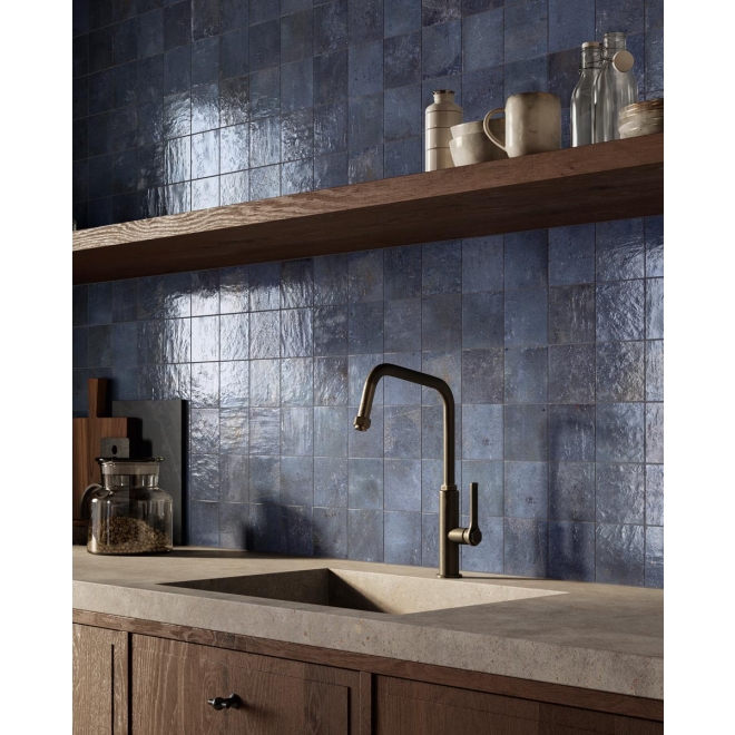 Fliese Sant Agostino Pixel in der Farbe Blue verlegt hinter einer Küchenspüle