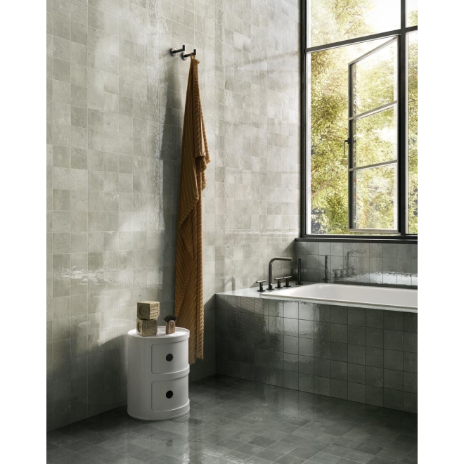 Fliese Sant Agostino Pixel in der Farbe Breeze verlegt in einem Badezimmer