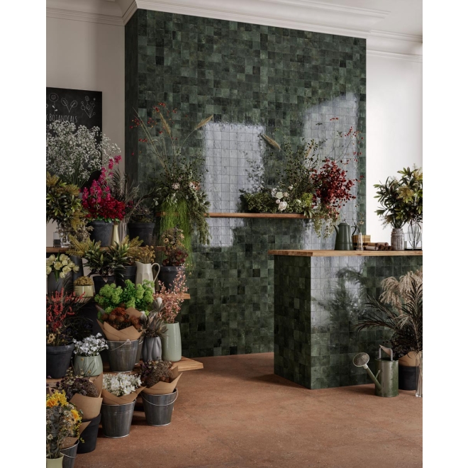 Fliese Sant Agostino Pixel in der Farbe Forest verlegt in einem Blumengeschäft