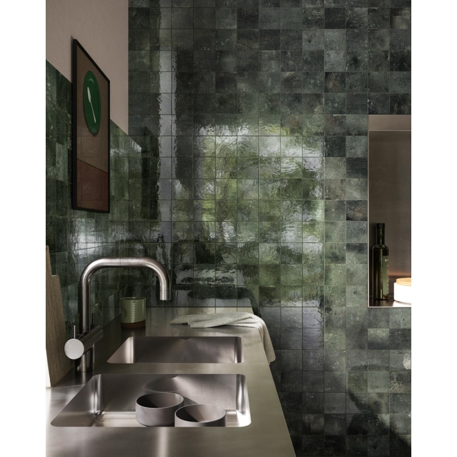 Fliese Sant Agostino Pixel in der Farbe Forest verlegt an einer Küchenspüle