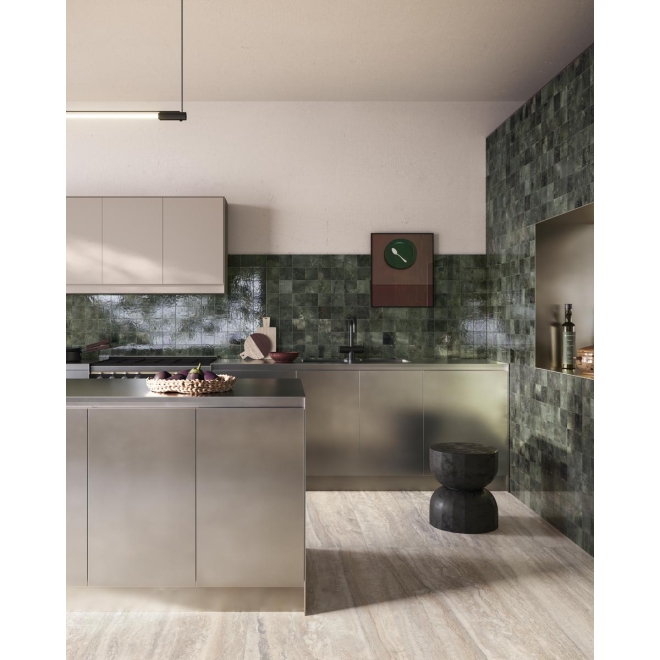 Fliese Sant Agostino Pixel in der Farbe Forest verlegt in einer Küche