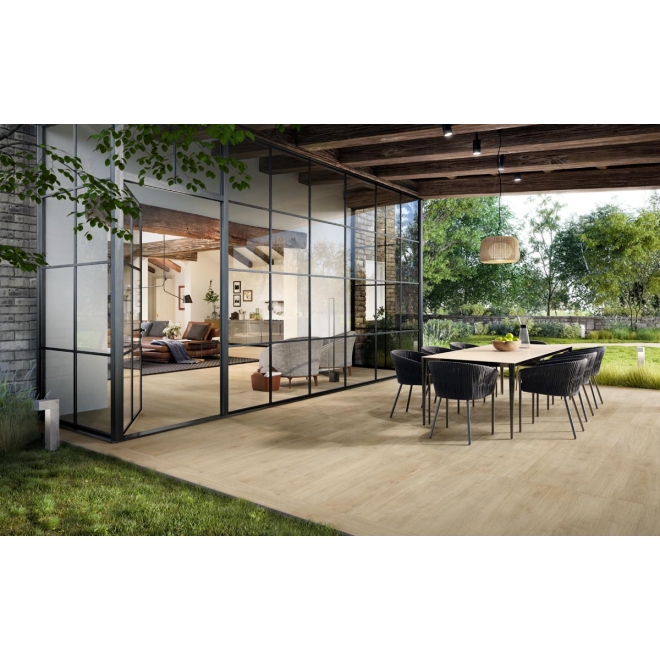 Bodenfliese Sant Agostino Primewood in der Farbe Honey verlegt auf einer Terrasse und in einem Wohnzimmer
