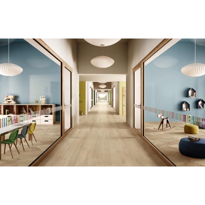 Fliese Sant Agostino Primewood in der Farbe Honey verlegt in einer Schule