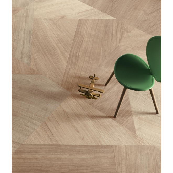Fliese Sant Agostino Primewood in der Farbe Mix verlegt unter einem Holzflugzeug und Stuhl
