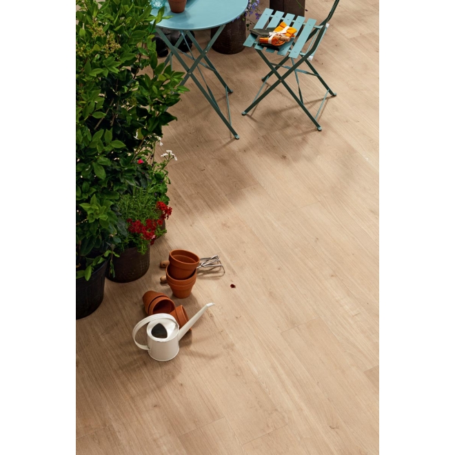 Bodenfliese Sant Agostino Primewood in der Farbe Natural verlegt auf einer Terrasse