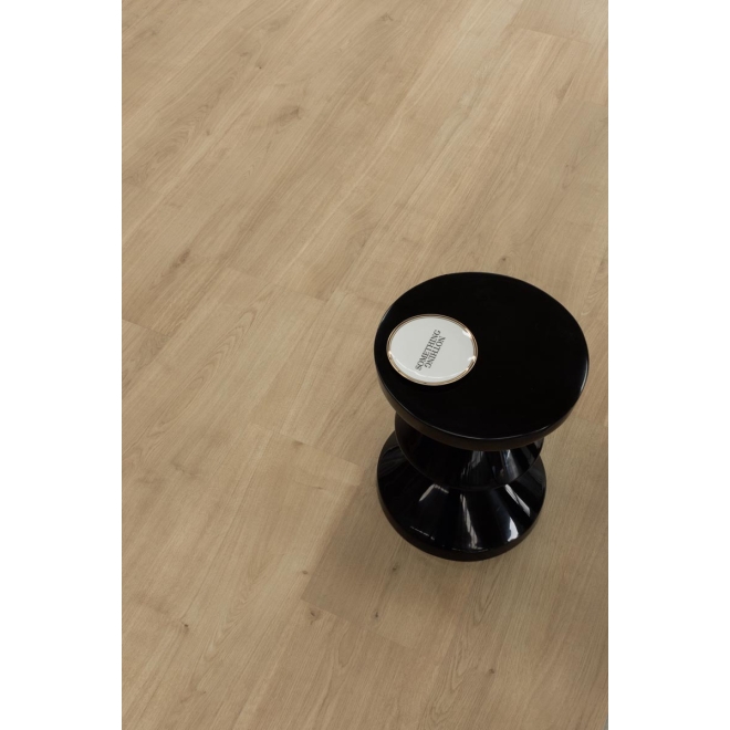 Fliese Sant Agostino Primewood in der Farbe Natural verlegt unter einem Hocker