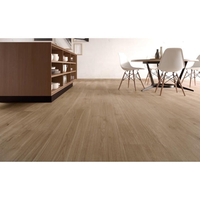 Fliese Sant Agostino Primewood in der Farbe Nut verlegt unter einer Kücheninsel und einem Küchentisch