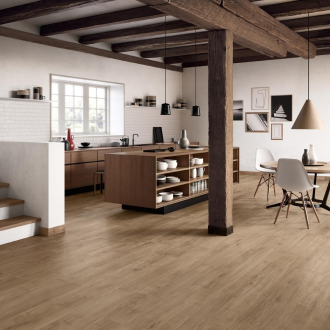 Fliese Sant Agostino Primewood in der Farbe Nut verlegt in einer Küche