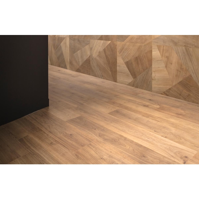 Fliese Sant Agostino Primewood in der Farbe Nut verlegt unter einem Schrank