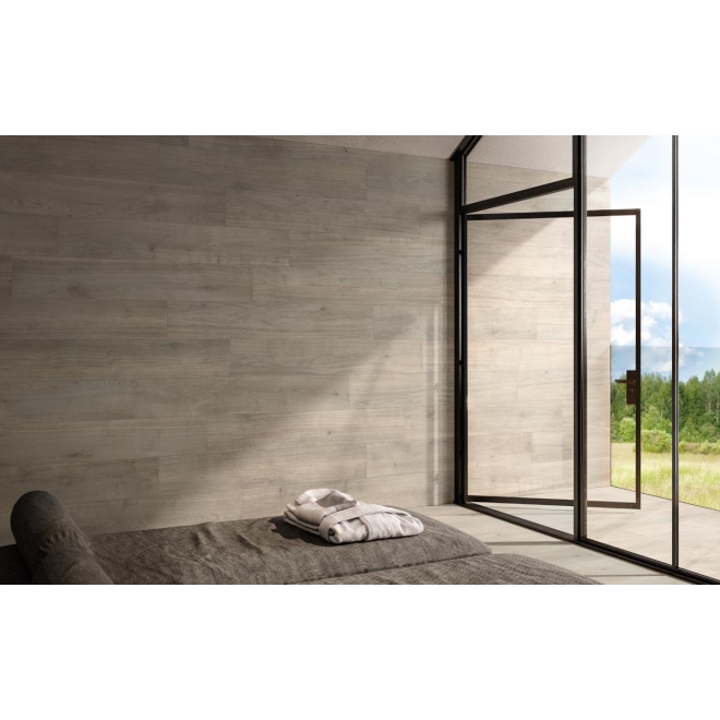 Bodenfliese Sant Agostino Primewood in der Farbe Taupe verlegt in einem Spa und einem Balkon