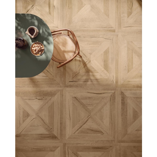 Fliese Sant Agostino Ricordi in der Farbe Charme 2 verlegt unter einem Tisch und Stuhl