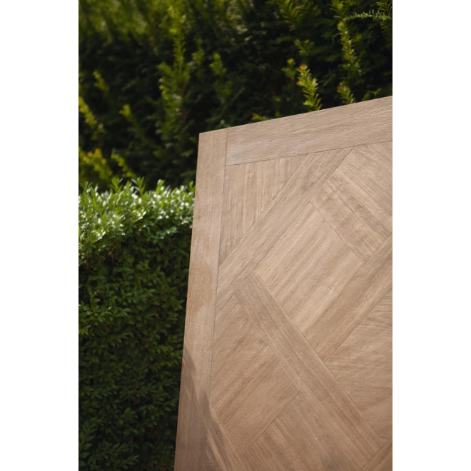 Fliese Sant Agostino Ricordi in der Farbe Classic 2 lehnt an einer Hecke