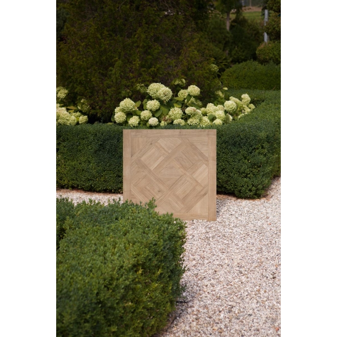 Fliese Sant Agostino Ricordi in der Farbe Classic 2 lehnt an einer Hecke