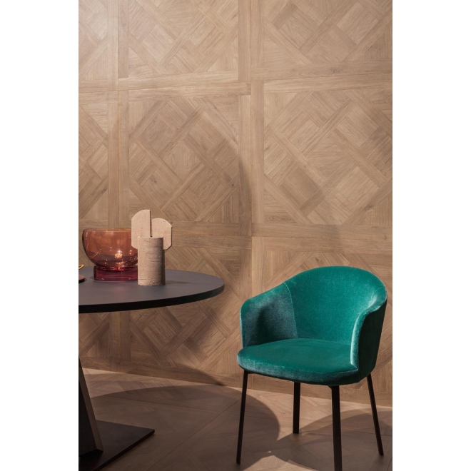 Fliese Sant Agostino Ricordi in der Farbe Classic 2 verlegt unter einem Tisch und Stuhl