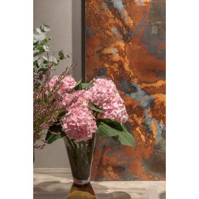 Fliese Sant Agostino Sable in der Farbe Antique 2 verlegt hinter einer Blume