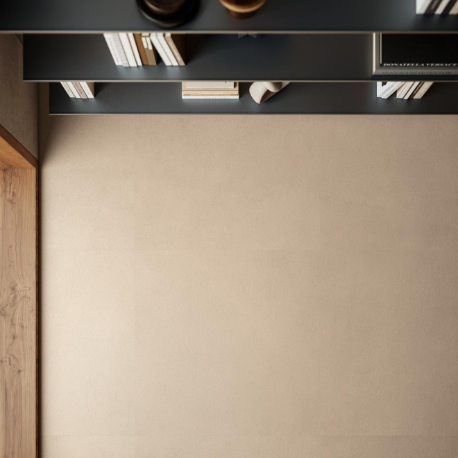 Fliese Sant Agostino Sable in der Farbe Beige verlegt unter einem Bücherregal